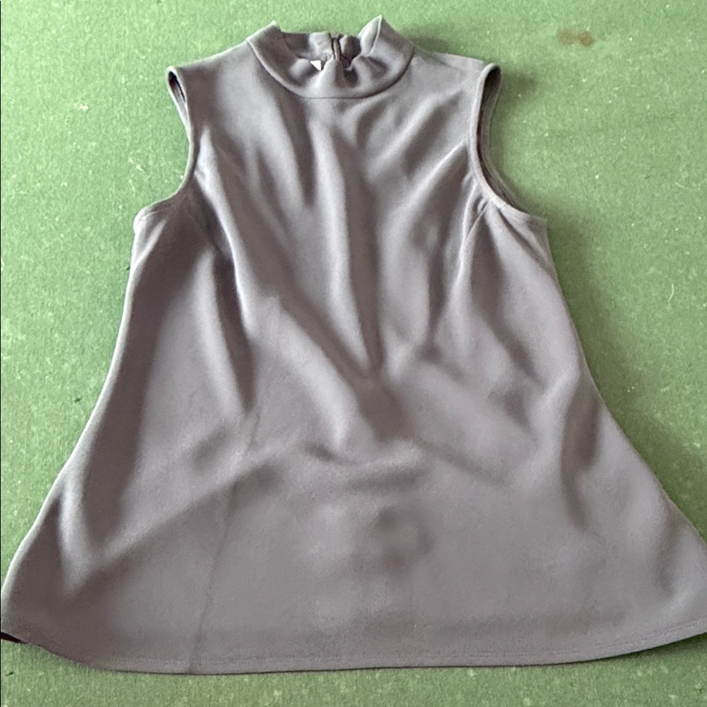 Jones Wear Sleeveless Gray Blouse.  CAJA. # 1 B